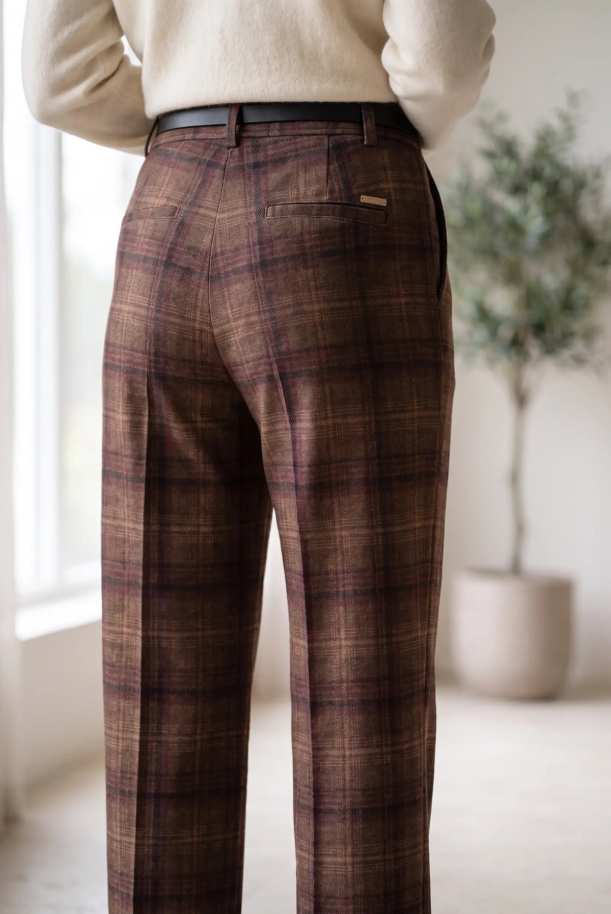 Vista trasera de pantalón de cuadros en tonos marrones de corte recto de CHICA del Sur.