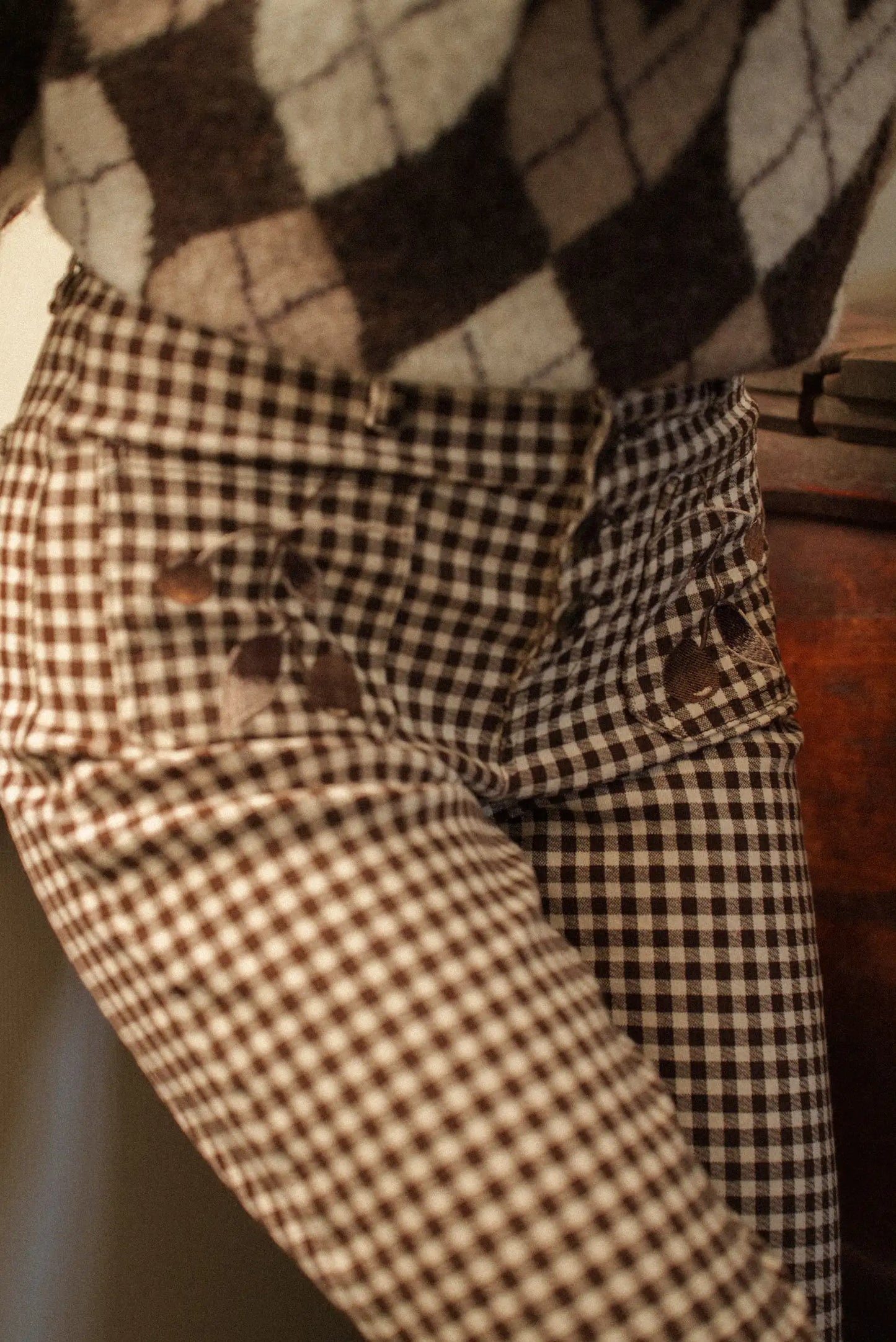 Pantalones de cuadros marrón y blanco con detalles en bolsillos, estilo casual femenino
