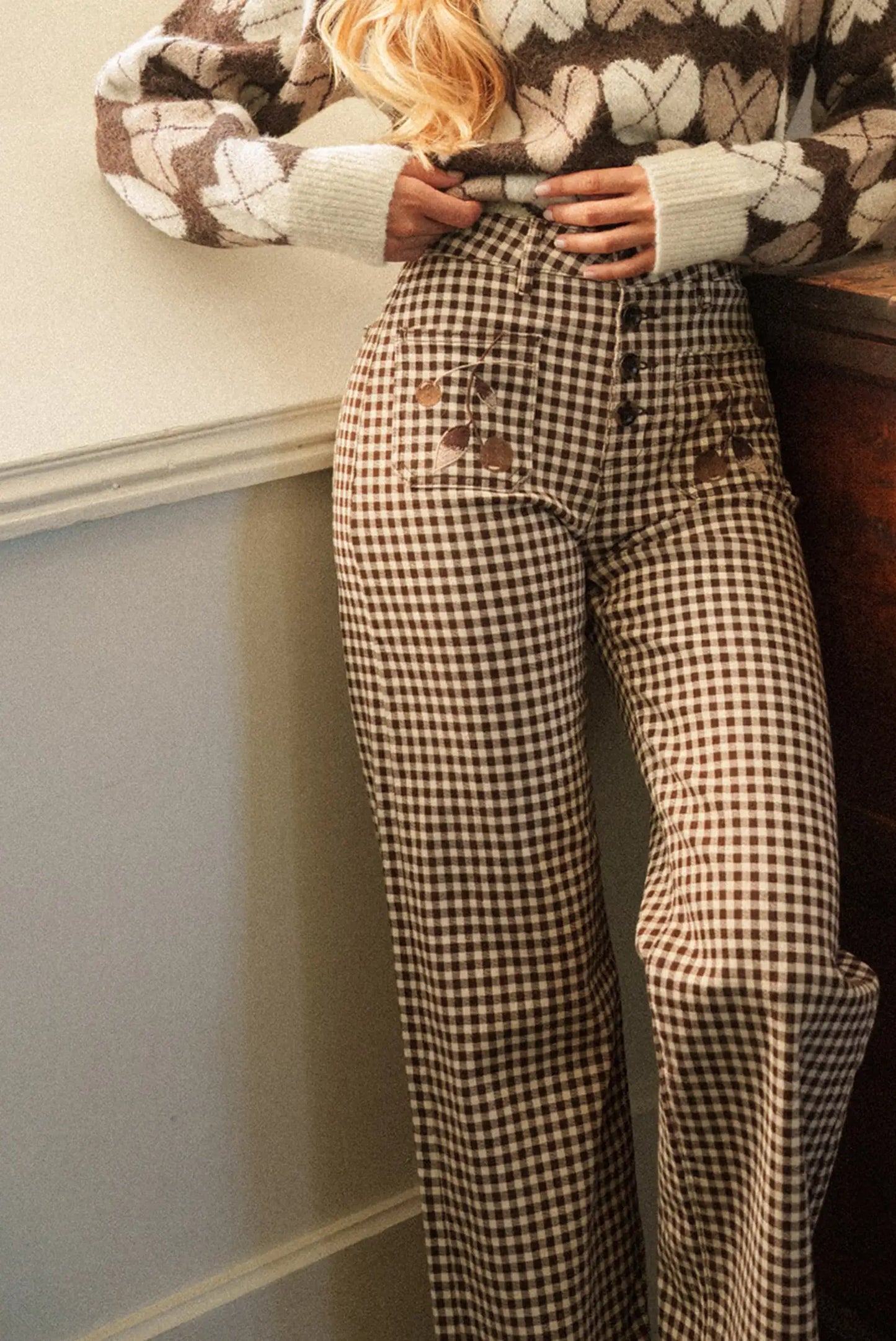 Pantalones anchos de cuadros marrones y blancos con bolsillos decorados, ideal para moda femenina otoño-invierno