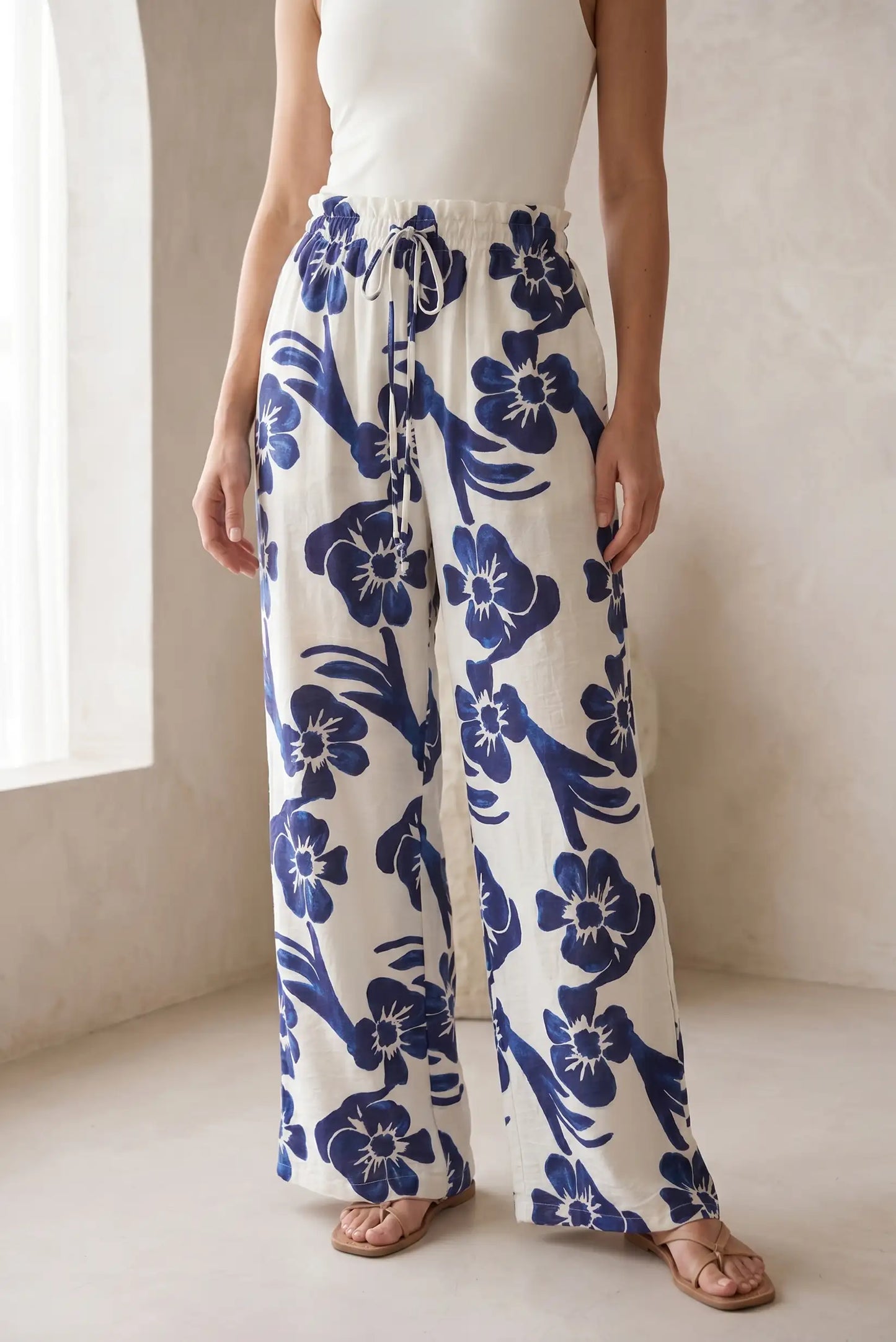 Pantalón Fluido de Mujer Estampado Floral Azul y Blanco