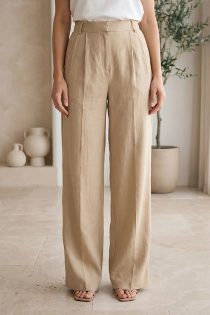 Pantalón largo fluido beige de mujer, corte recto, estilo casual, fondo neutro elegante