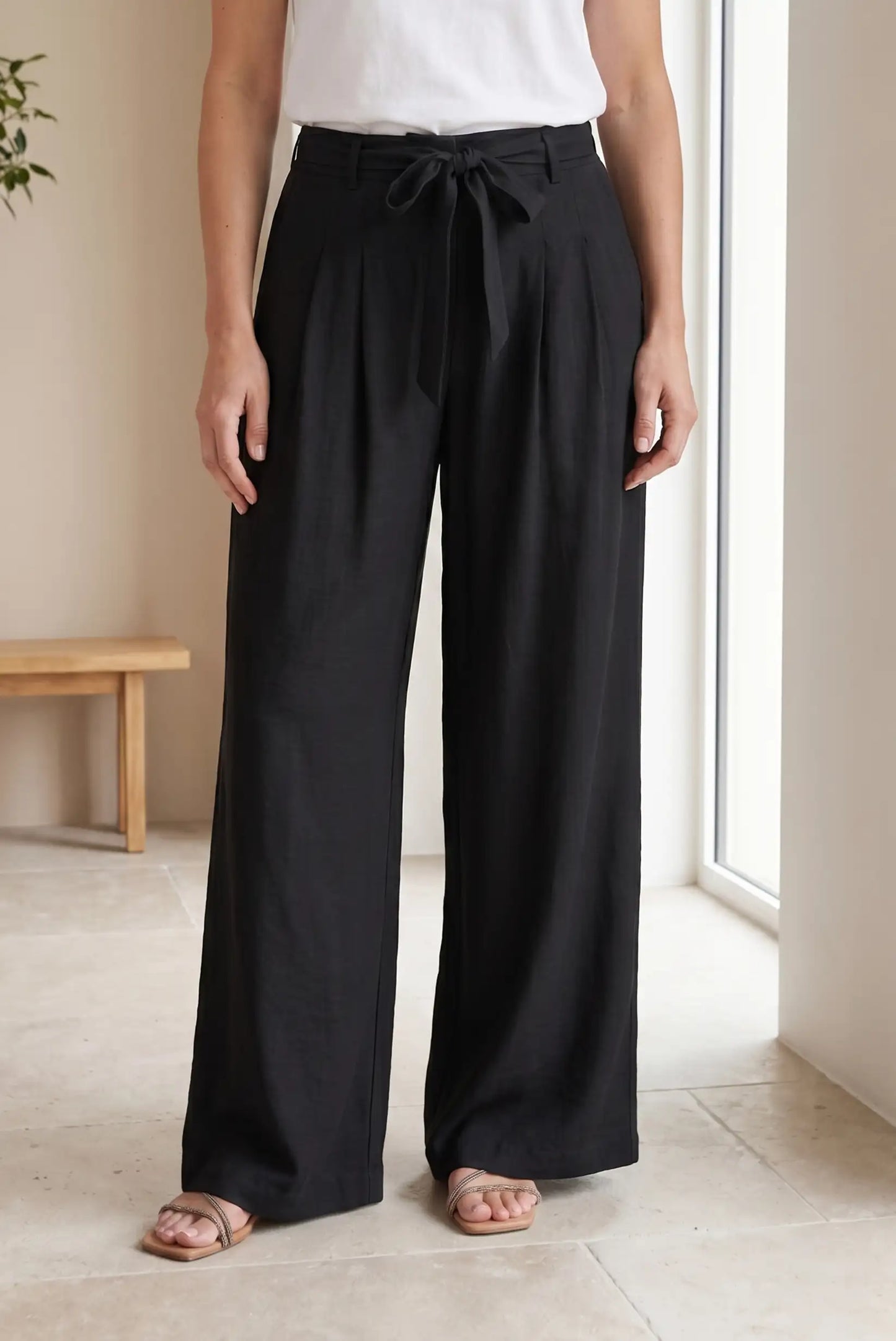 Pantalón largo fluido negro para mujer con lazo en la cintura, estilo casual elegante