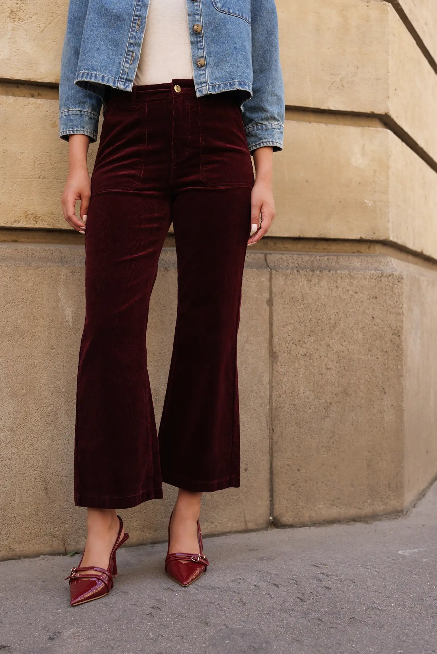 Pantalón largo de micropana burdeos para mujer, estilo acampanado, combinado con chaqueta denim