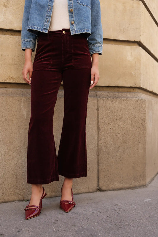 Pantalón largo de micropana burdeos para mujer, estilo acampanado, combinado con chaqueta denim