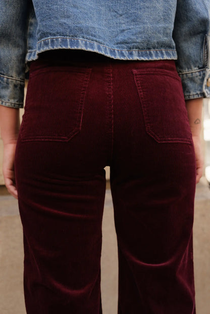 Pantalón largo de micropana color burdeos para mujer con chaqueta de mezclilla azul