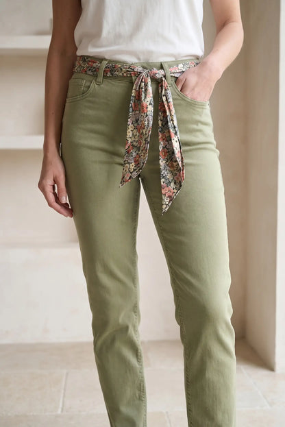 Pantalón pitillo mujer verde oliva con cinturón tela floral, estilo casual, fondo neutro
