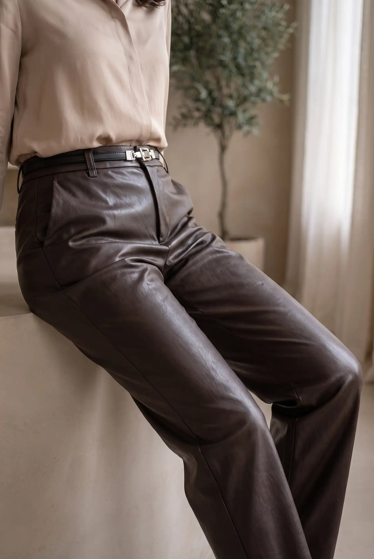 Pantalón de mujer de polipiel marrón chocolate con cinturón de CHICA del Sur