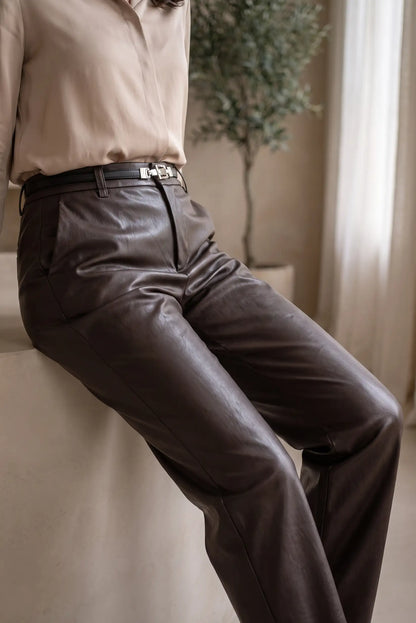 Pantalón de mujer de polipiel marrón chocolate con cinturón de CHICA del Sur