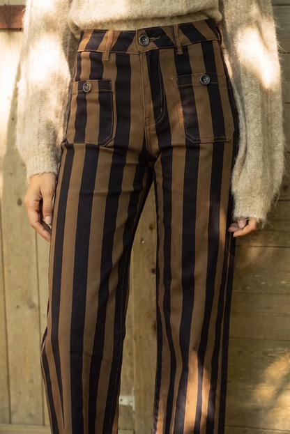 Pantalones de rayas verticales marrones y negras con botones frontales.