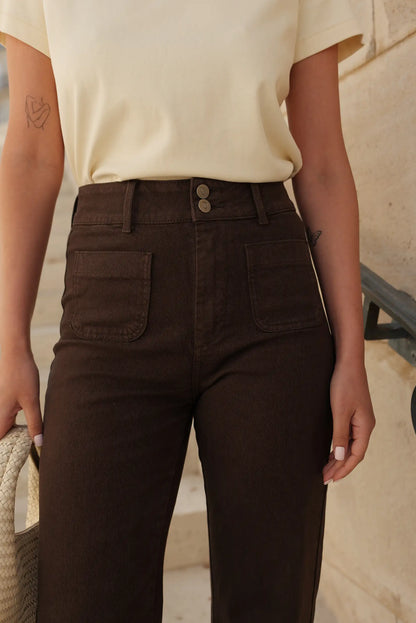 Pantalón largo vaquero marrón chocolate para mujer con 5 bolsillos y doble botón frontal
