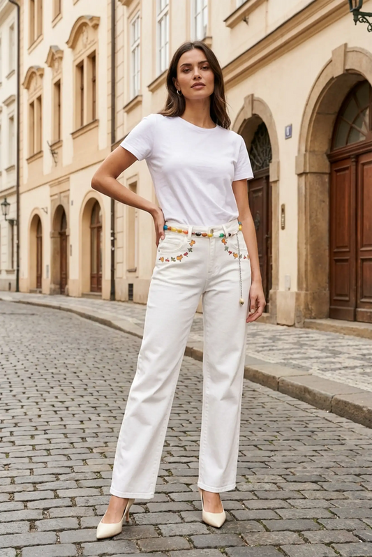 Mujer con pantalón blanco florales de corte recto y camiseta básica en calle urbana, CHICA del Sur