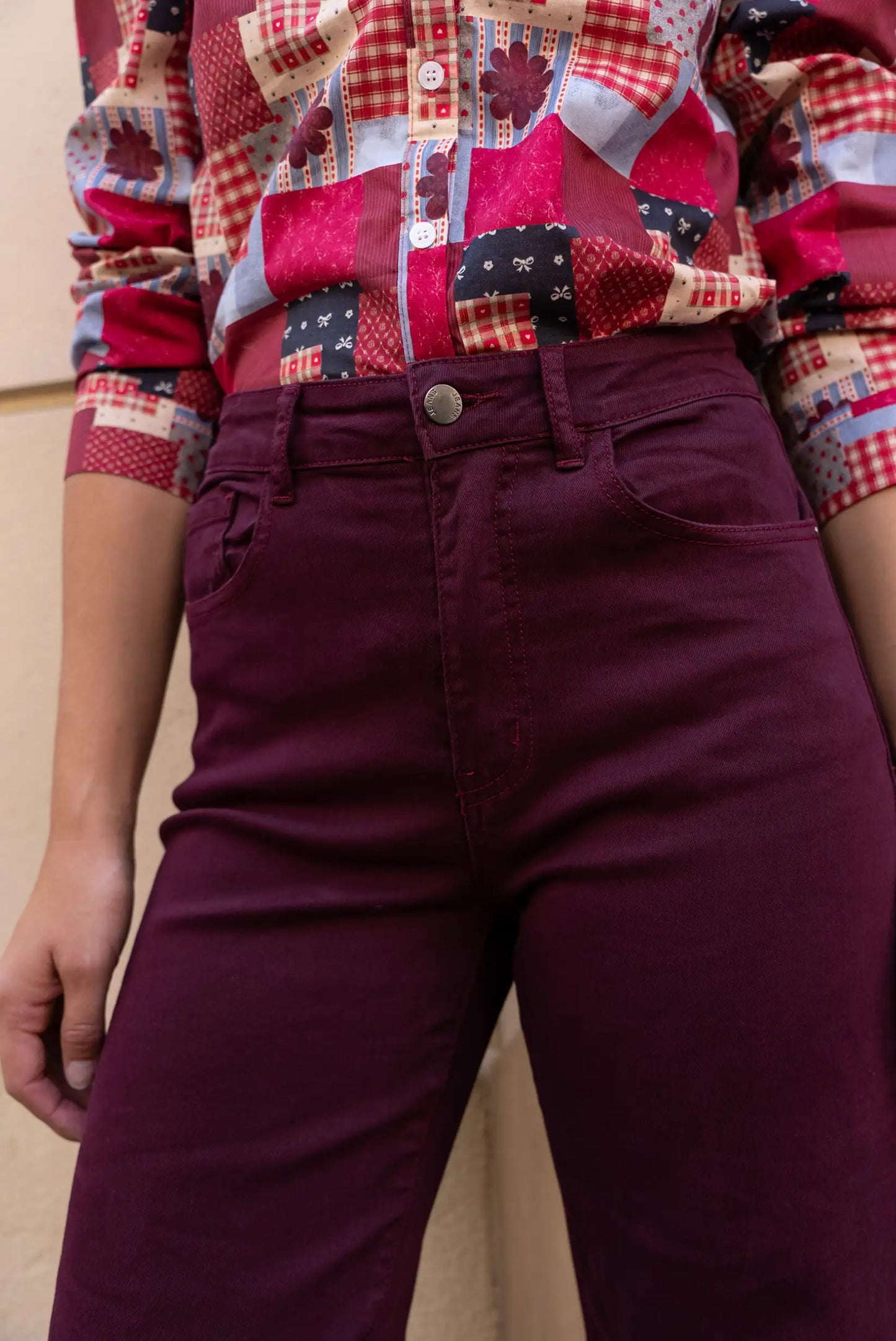 Pantalones vaqueros morados con camisa patchwork roja y azul, moda femenina casual