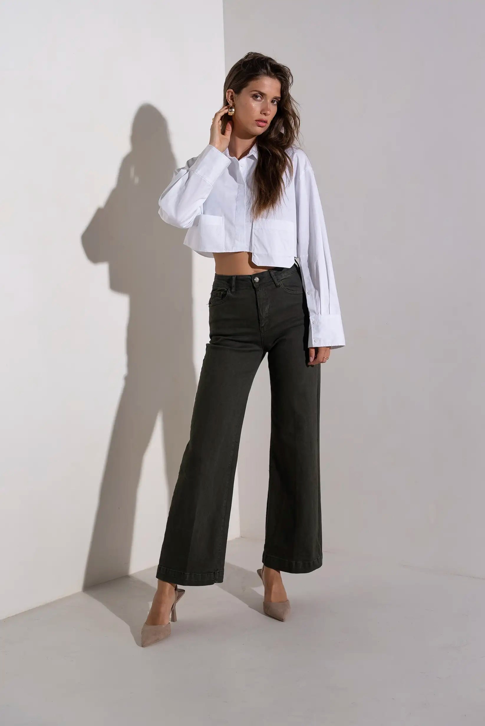 Camisa blanca corta con bolsillos y pantalón vaquero ancho verde oscuro para mujer