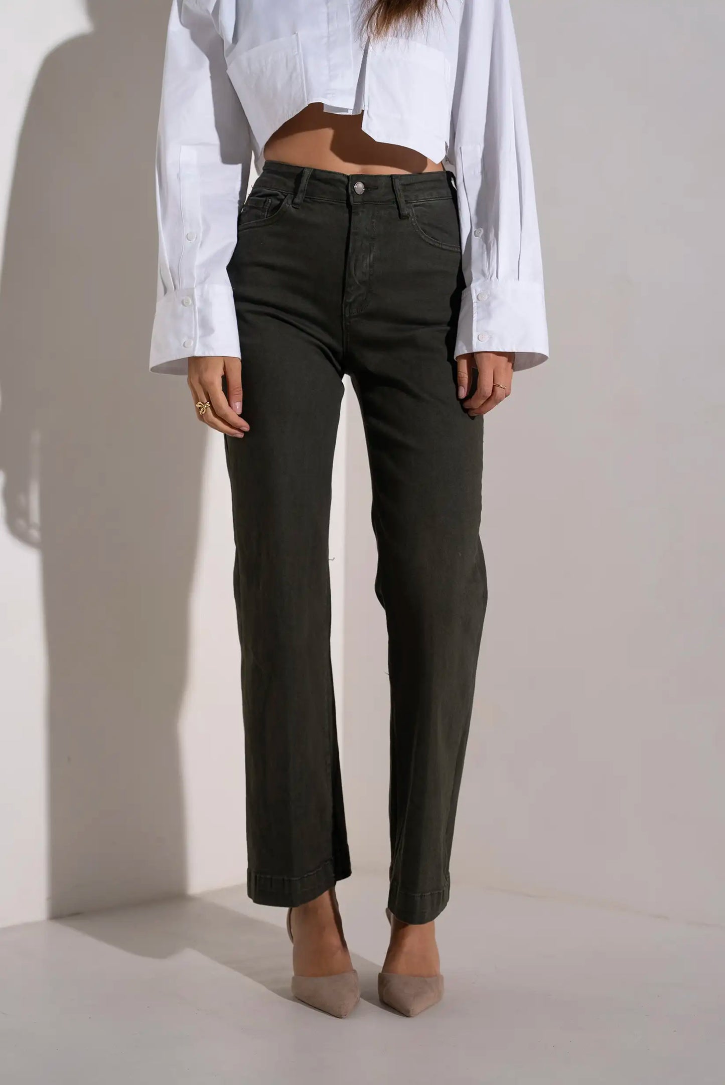 Jeans verdes rectos con camisa blanca corta y tacones, moda femenina actual
