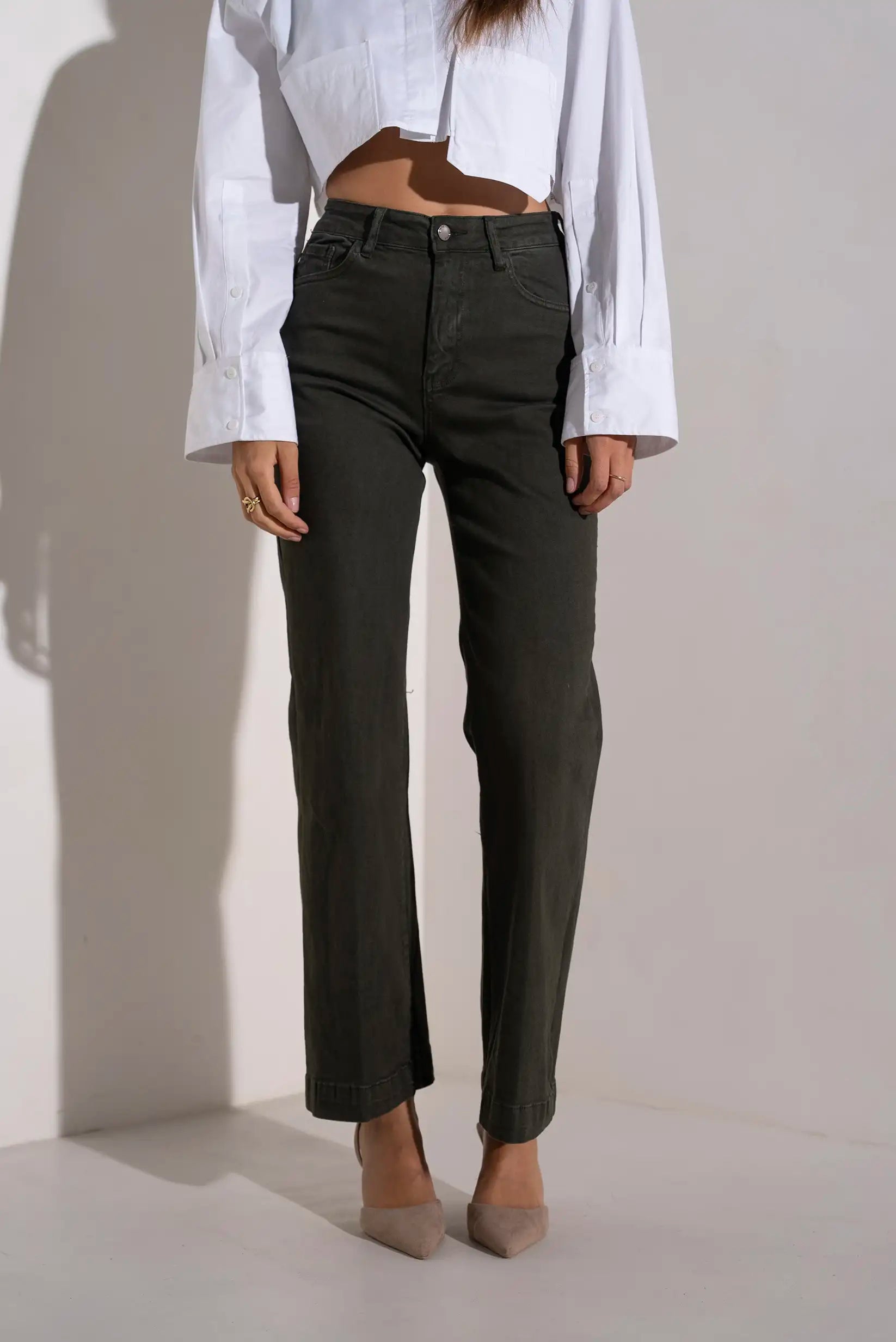 Jeans verdes rectos con camisa blanca corta y tacones, moda femenina actual