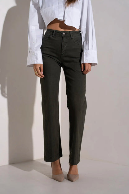 Jeans verdes rectos con camisa blanca corta y tacones, moda femenina actual