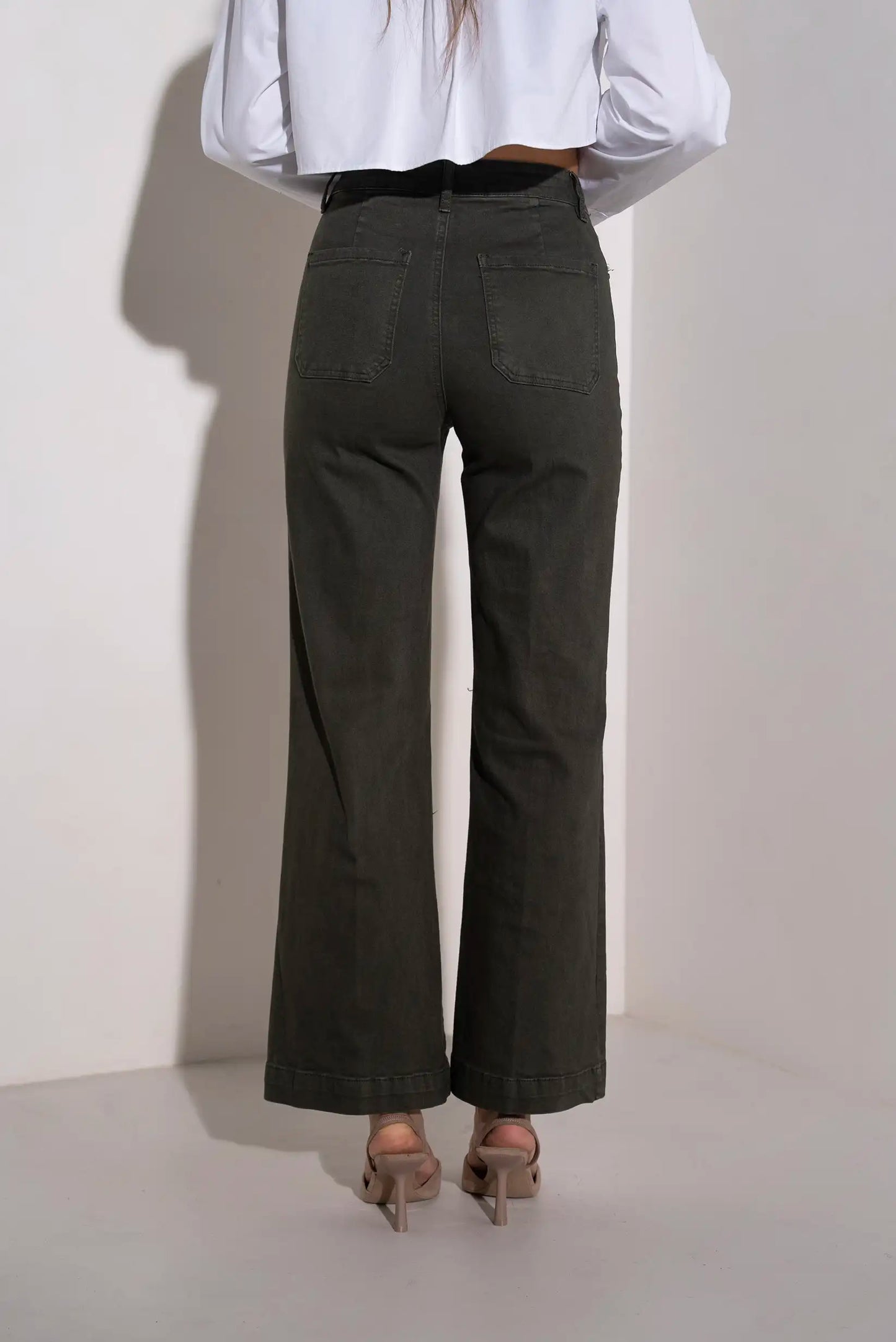 Pantalones vaqueros anchos mujer verde oliva, estilo casual con camisa blanca y tacones