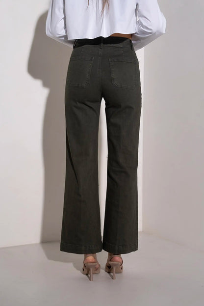 Pantalones vaqueros anchos mujer verde oliva, estilo casual con camisa blanca y tacones