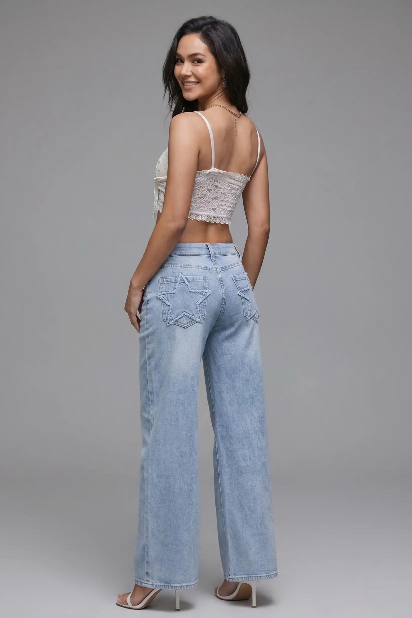 Pantalón vaquero azul mujer, bolsillos traseros con estrella, pierna ancha, look casual