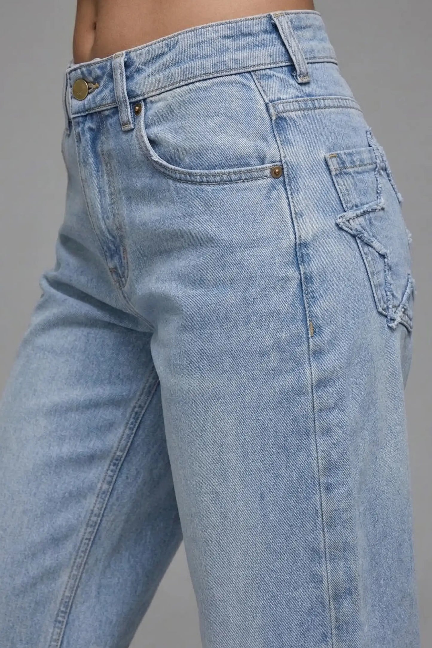 Pantalón vaquero azul claro de mujer con detalle de estrella en el bolsillo trasero