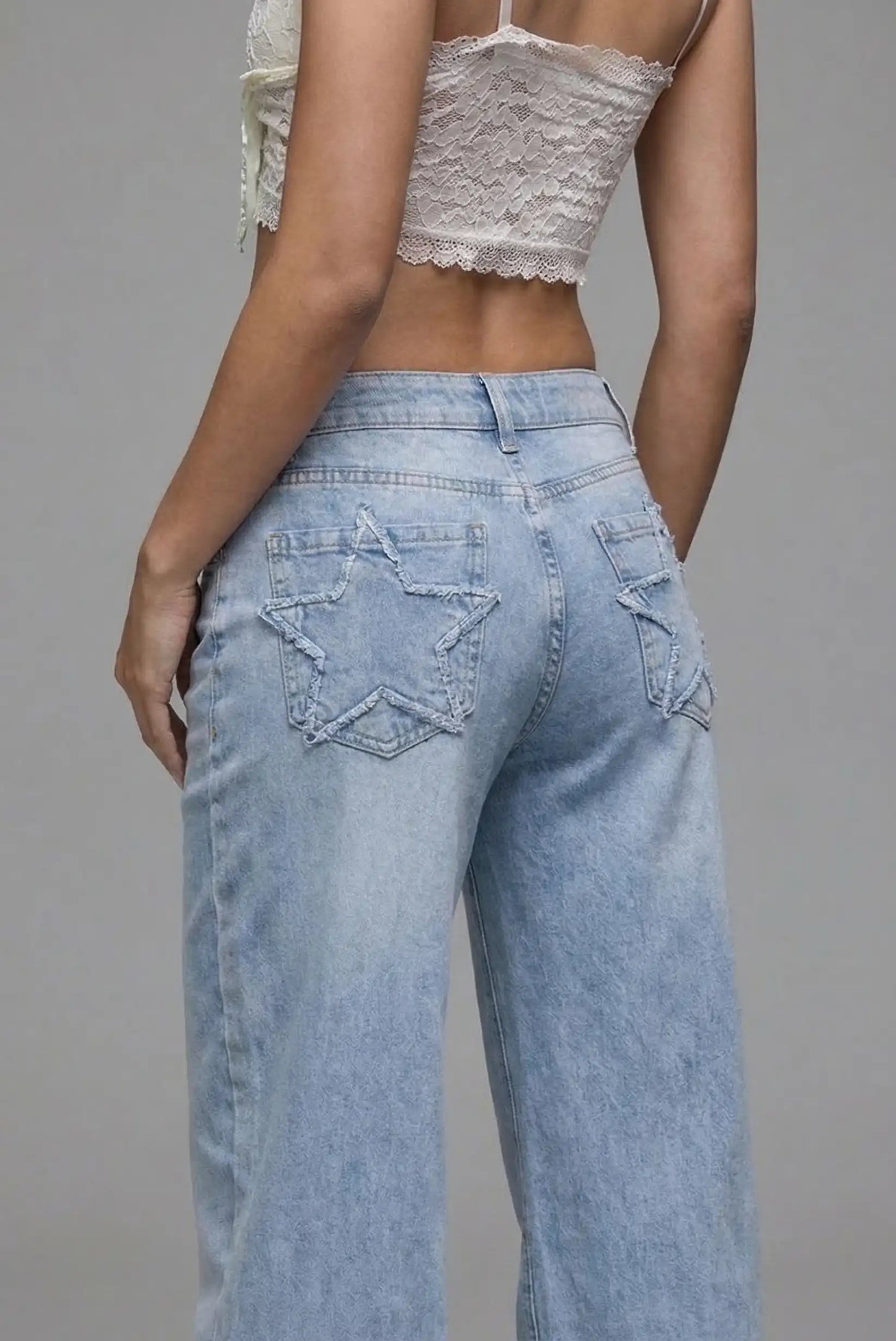 Pantalón vaquero azul claro de mujer con bolsillos de estrella en la parte trasera