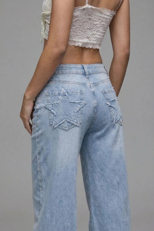 Pantalón vaquero azul claro de mujer con bolsillos de estrella en la parte trasera