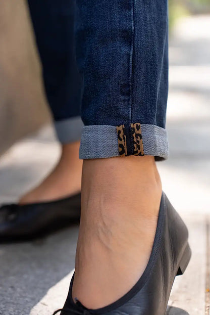 Pantalón vaquero recto mujer azul con animal print moderno - CHICA del Sur