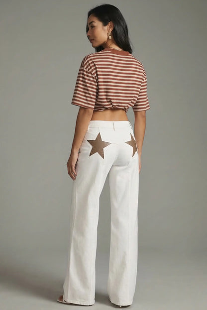 Pantalón vaquero blanco de mujer con estrellas marrones en la parte trasera, estilo casual.