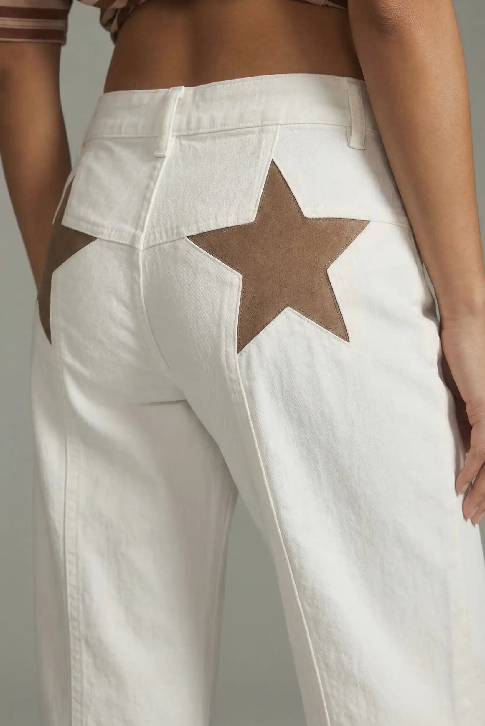 Pantalón vaquero blanco de mujer con estrella marrón en los bolsillos traseros