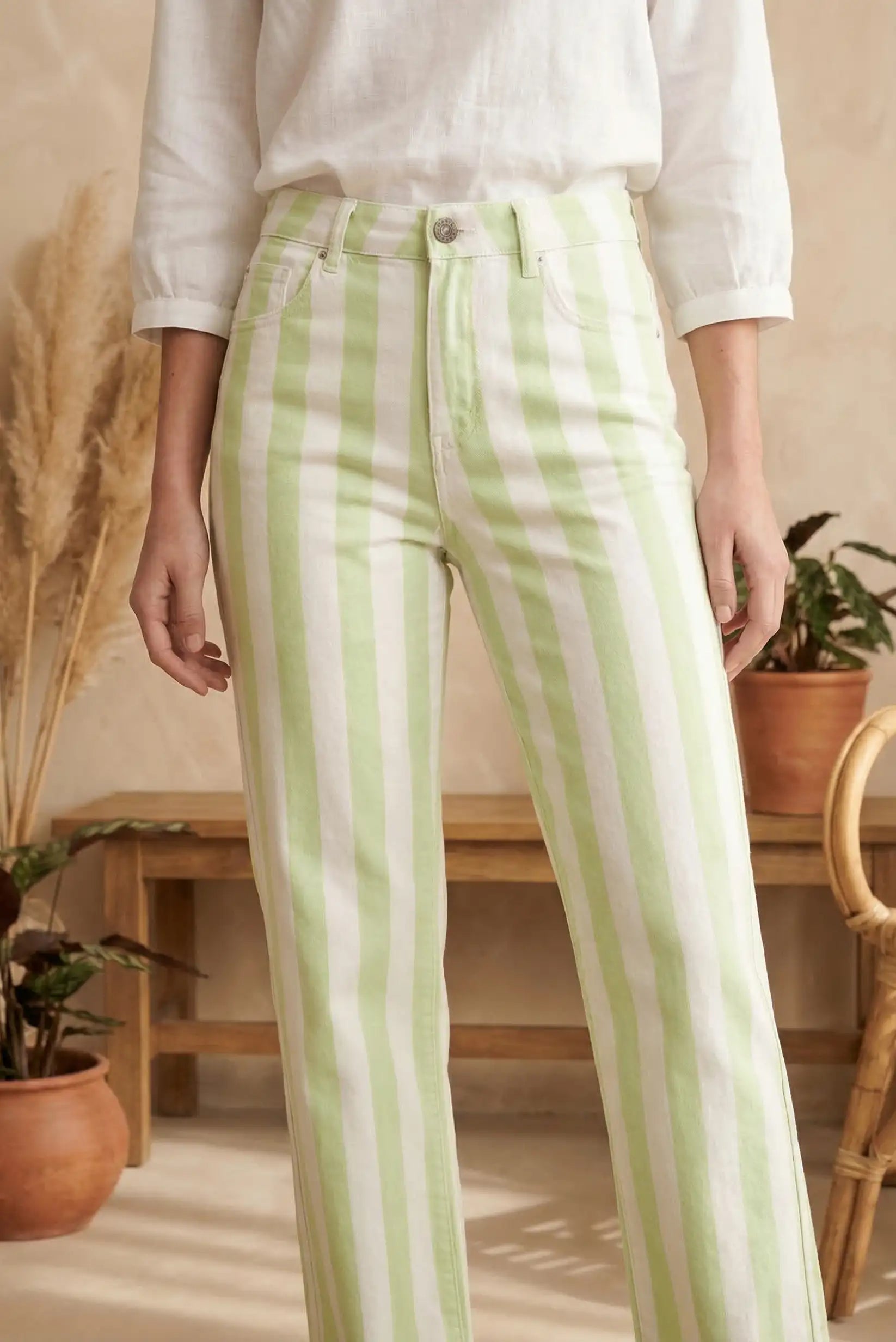 Pantalón vaquero mujer rayas blancas y verde menta, look casual primavera