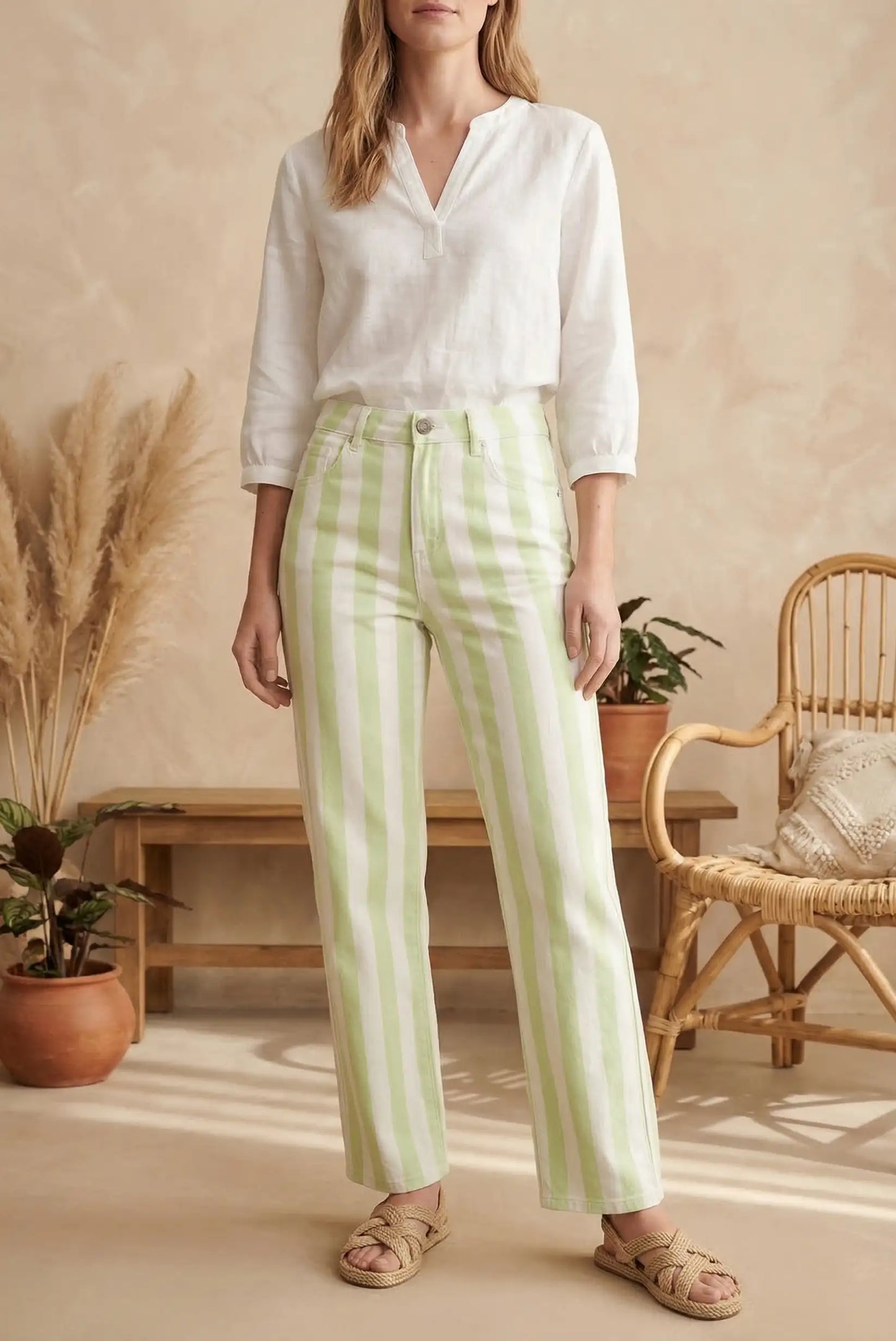 Pantalón vaquero de mujer con rayas blancas y verde menta, estilo casual de primavera.