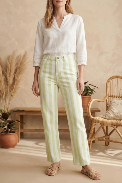 Pantalón vaquero de mujer con rayas blancas y verde menta, estilo casual de primavera.
