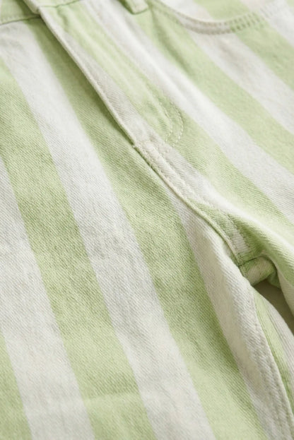 Detalle de pantalón mujer vaquero con rayas blancas y verde menta, tejido denim.