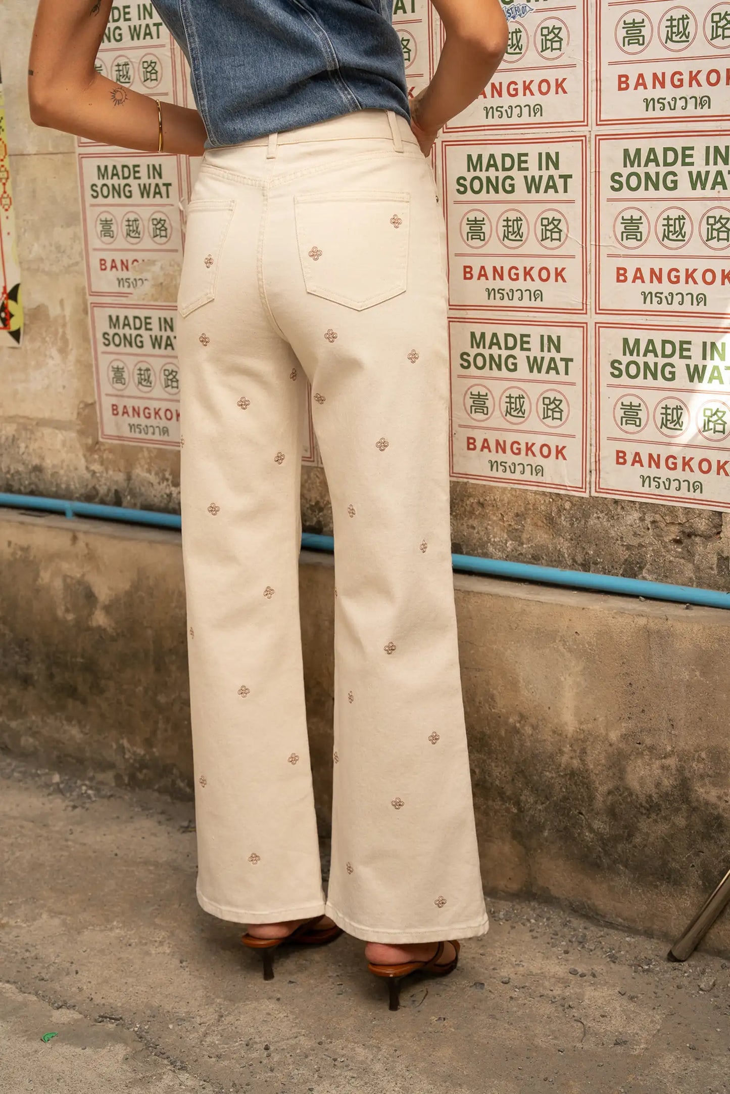 Pantalón vaquero blanco mujer, corte recto, detalles bordados, estilo casual primavera