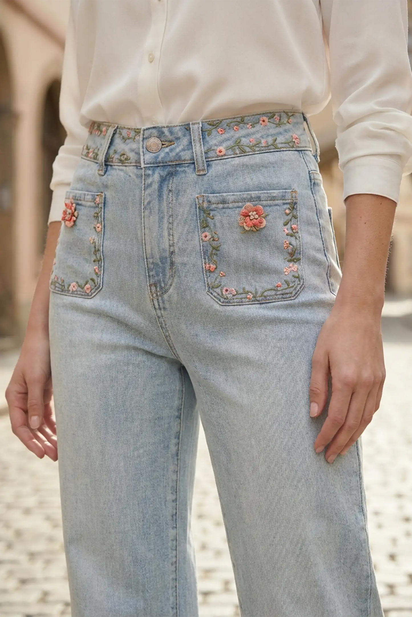 Pantalón vaquero mujer azul claro con bordado floral, estilo primavera de CHICA del Sur