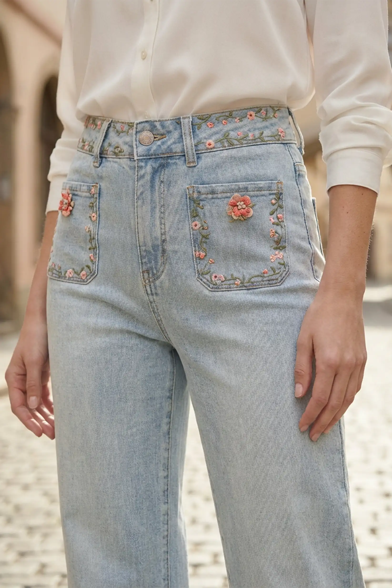 Pantalón vaquero mujer azul claro con bordado floral, estilo primavera de CHICA del Sur