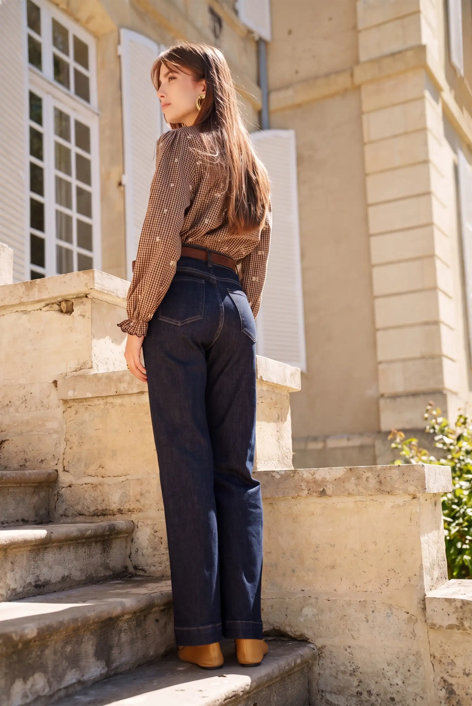 Jeans vaqueros anchos mujer con blusa a cuadros, estilo casual urbano, ideal para looks diarios y cómodos