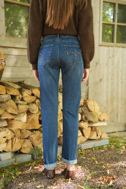 Jeans azul medio con bolsillos traseros bordados, corte recto y dobladillo, ideal para moda femenina casual