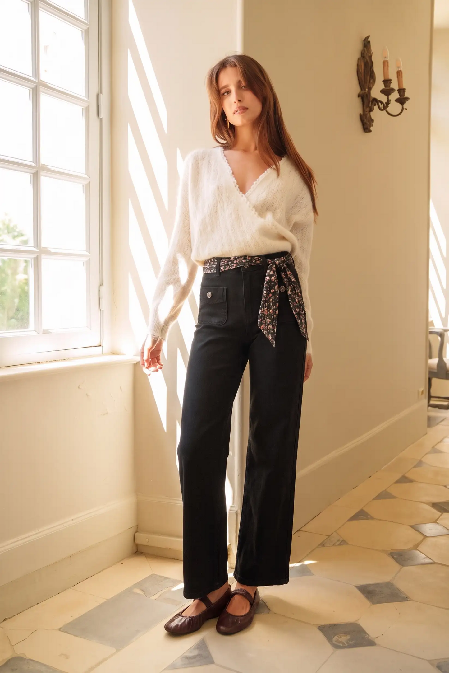 Mujer con suéter blanco y pantalones negros de moda femenina, estilo elegante y cómodo