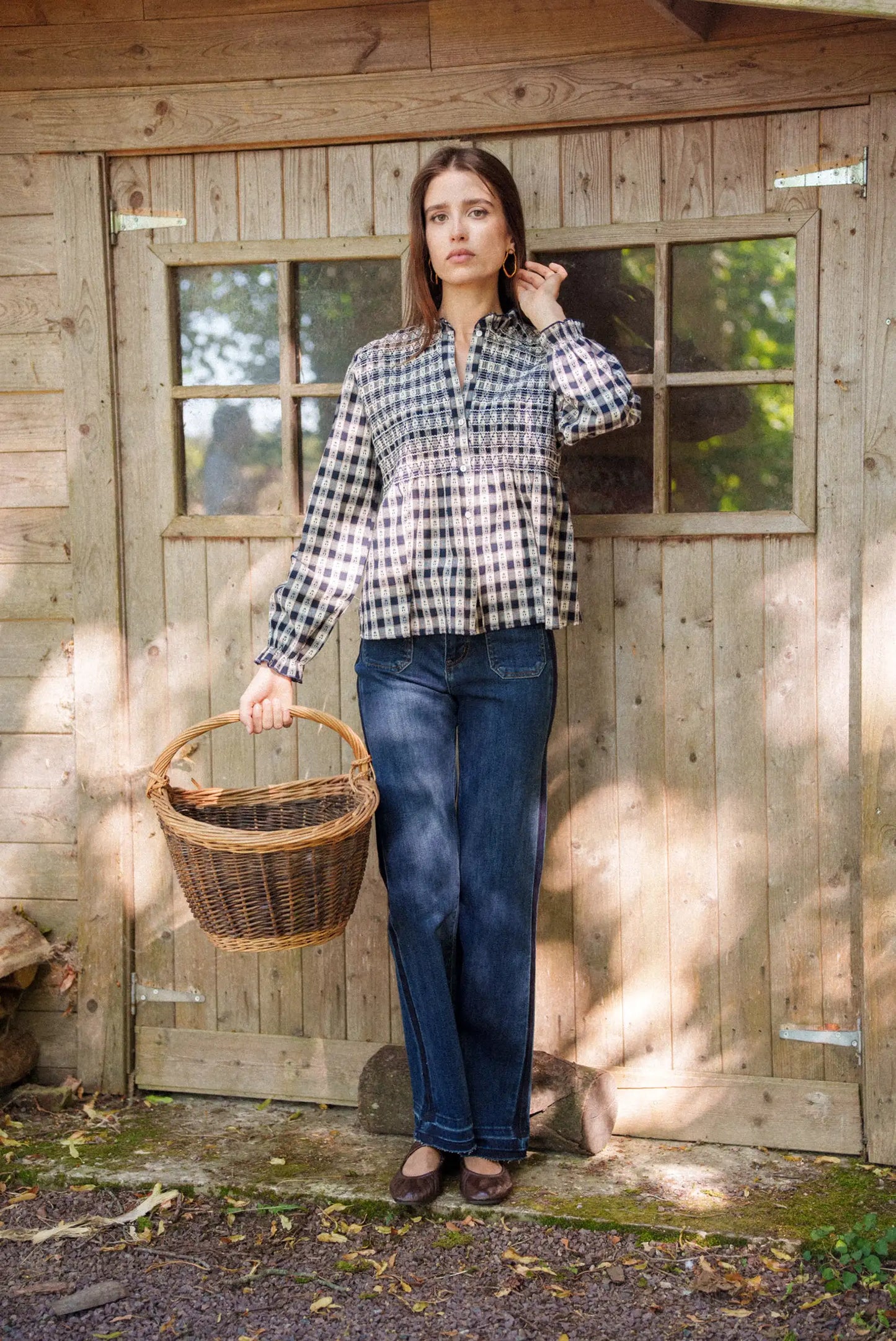 Camisa a cuadros con vaqueros y cesta de mimbre, moda femenina casual para otoño