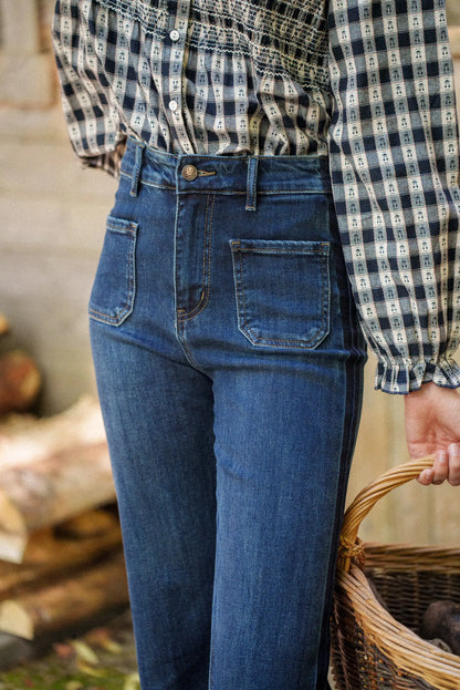Jeans azul oscuro con bolsillos traseros y camisa a cuadros, moda femenina casual con cesta de mimbre