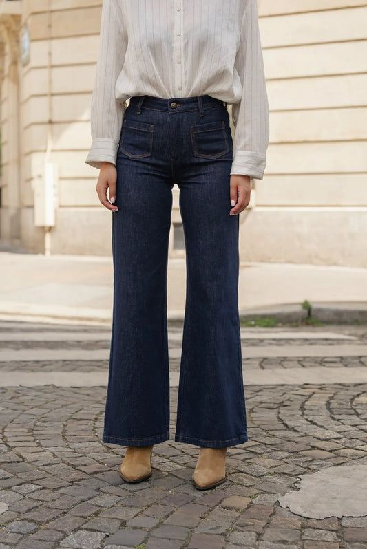 Jeans vaqueros anchos azul oscuro con camisa blanca, ideal para moda femenina urbana y casual