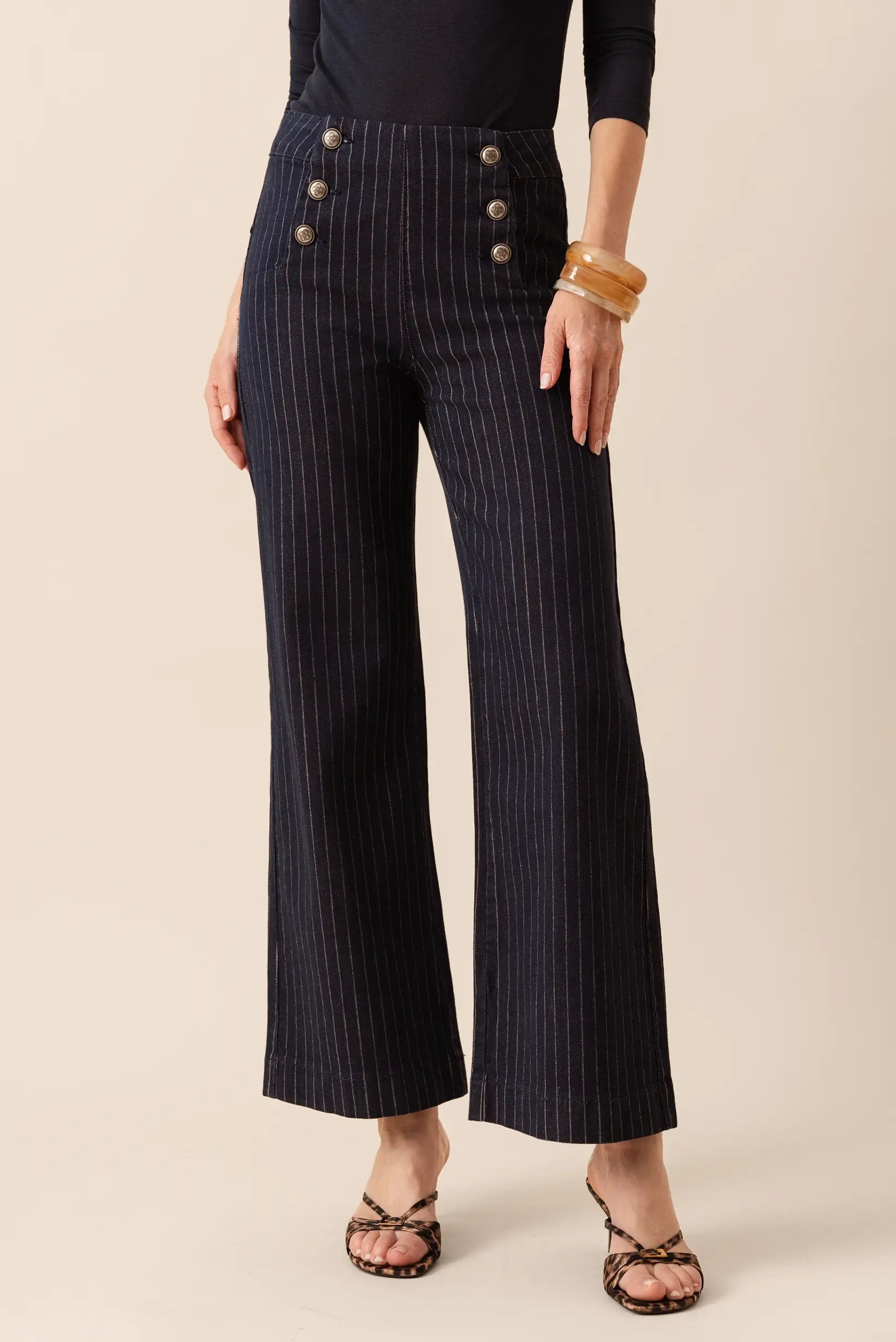 Pantalones anchos de rayas verticales con botones frontales, estilo elegante y moderno para mujer
