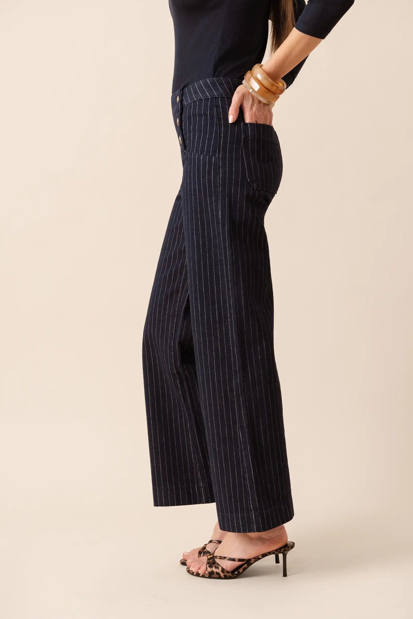 Pantalones anchos de rayas verticales en azul marino, estilo casual elegante para mujer, con bolsillos y cierre frontal