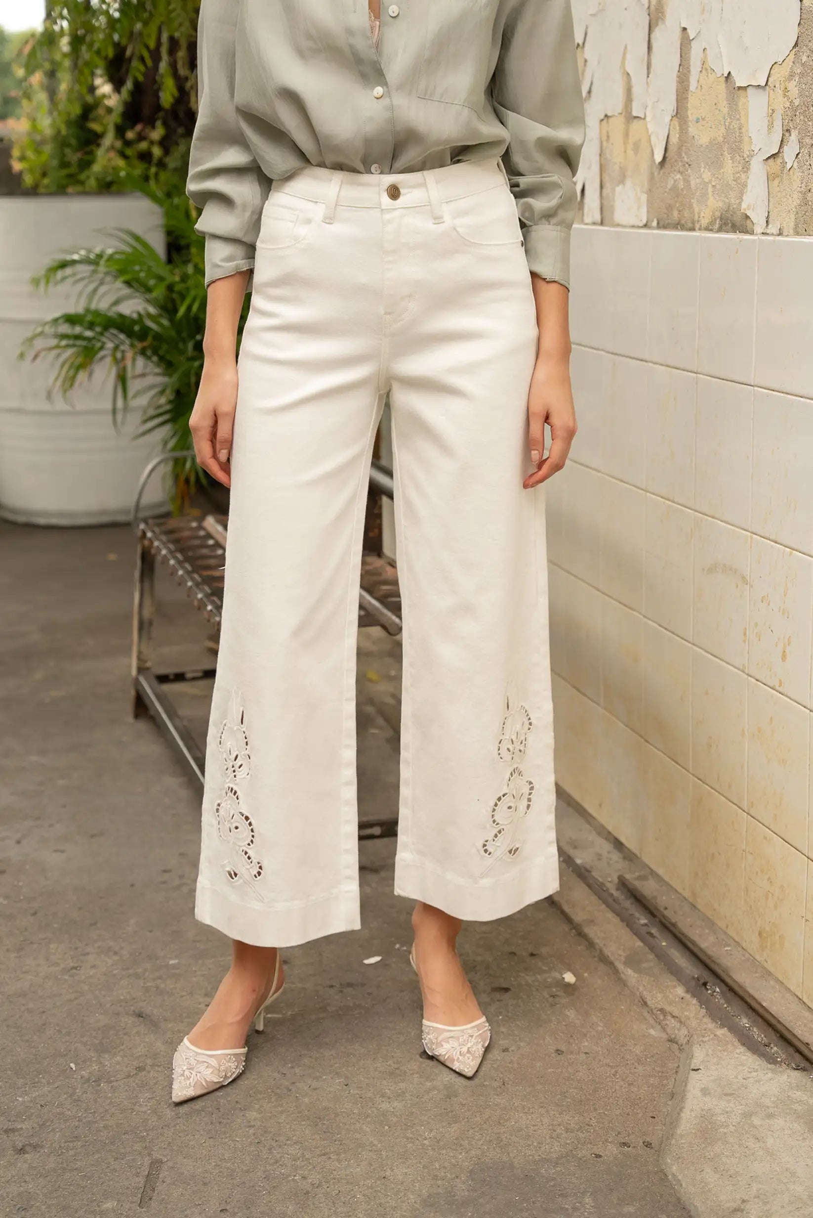 Pantalón blanco de mujer pierna ancha con bordado, look casual elegante de moda femenina.