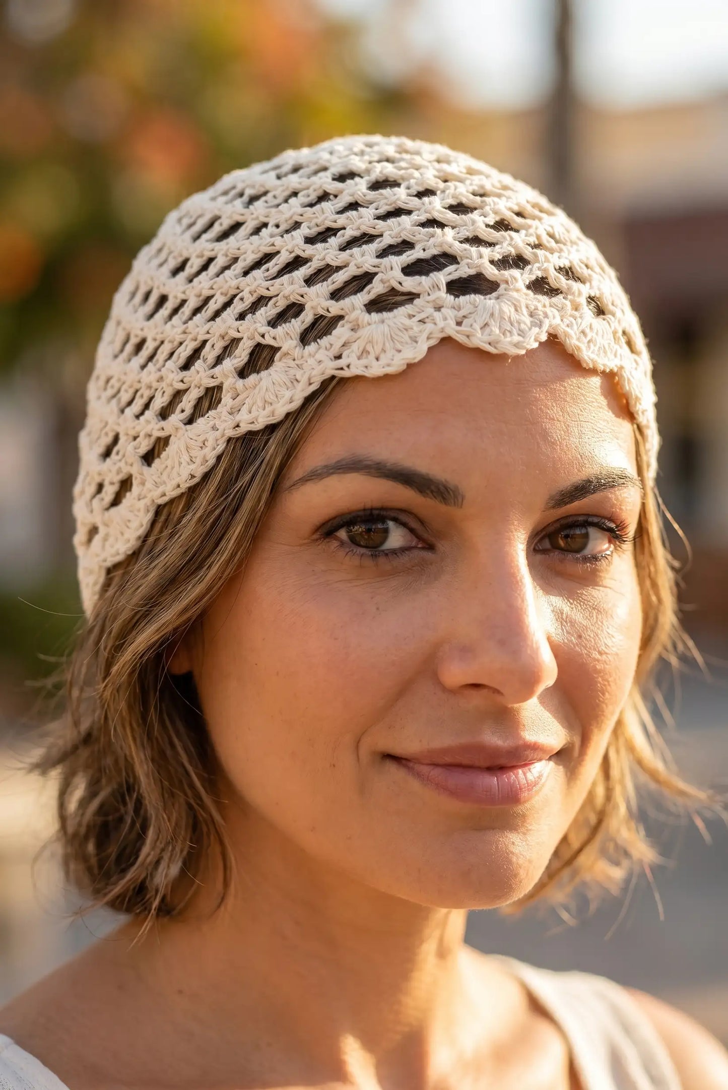 Mujer con gorro tejido a crochet beige, complemento casual y estiloso para looks femeninos