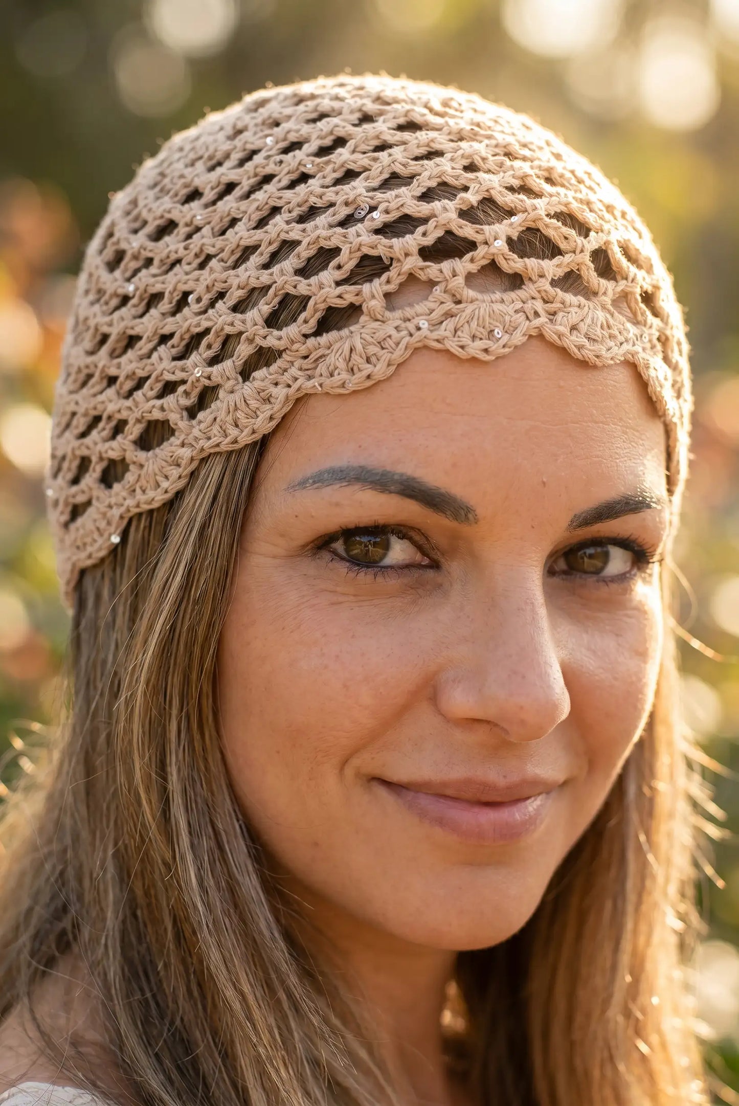 Diadema tejida boho con lentejuelas, accesorio femenino casual y estiloso para looks únicos