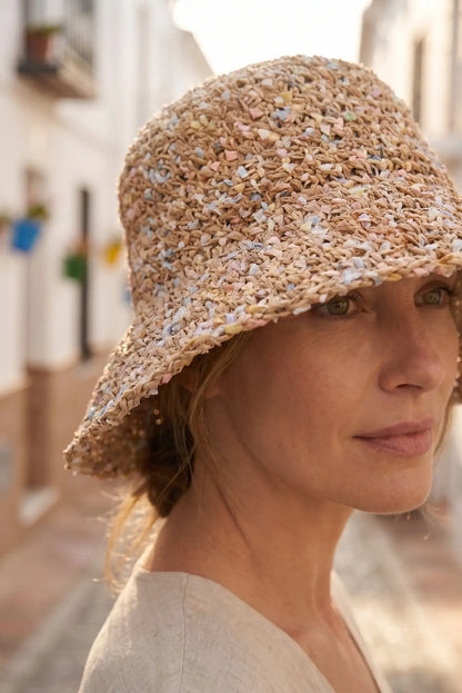 Sombrero de paja con detalles multicolores, ideal para looks casuales de verano