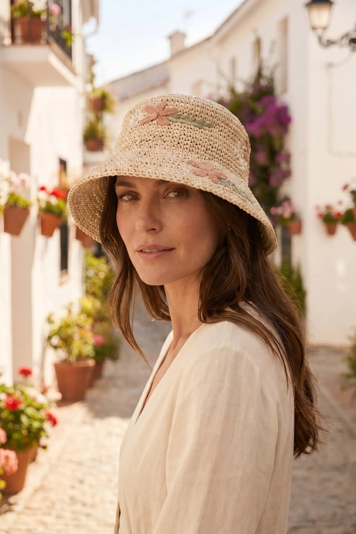 Sombrero de paja con flores bordadas para mujer, ideal para looks casuales de verano en calles blancas