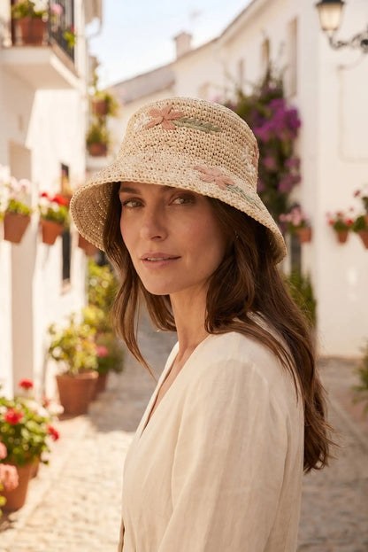 Sombrero de paja con flores bordadas para mujer, ideal para looks casuales de verano en calles blancas